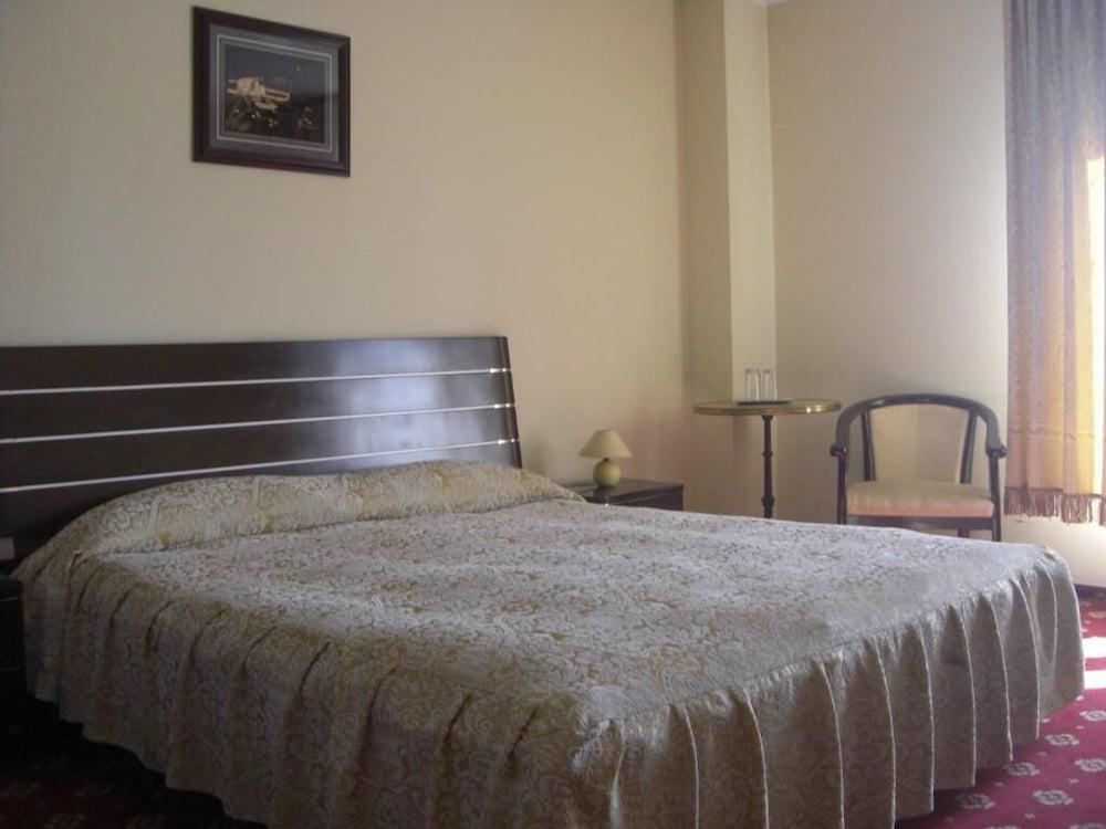 Regal 3*